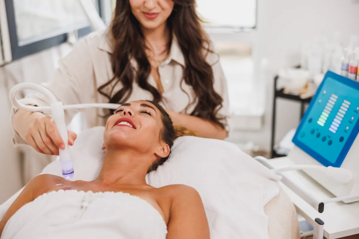 beauty-therapist-performing-hydrafacial